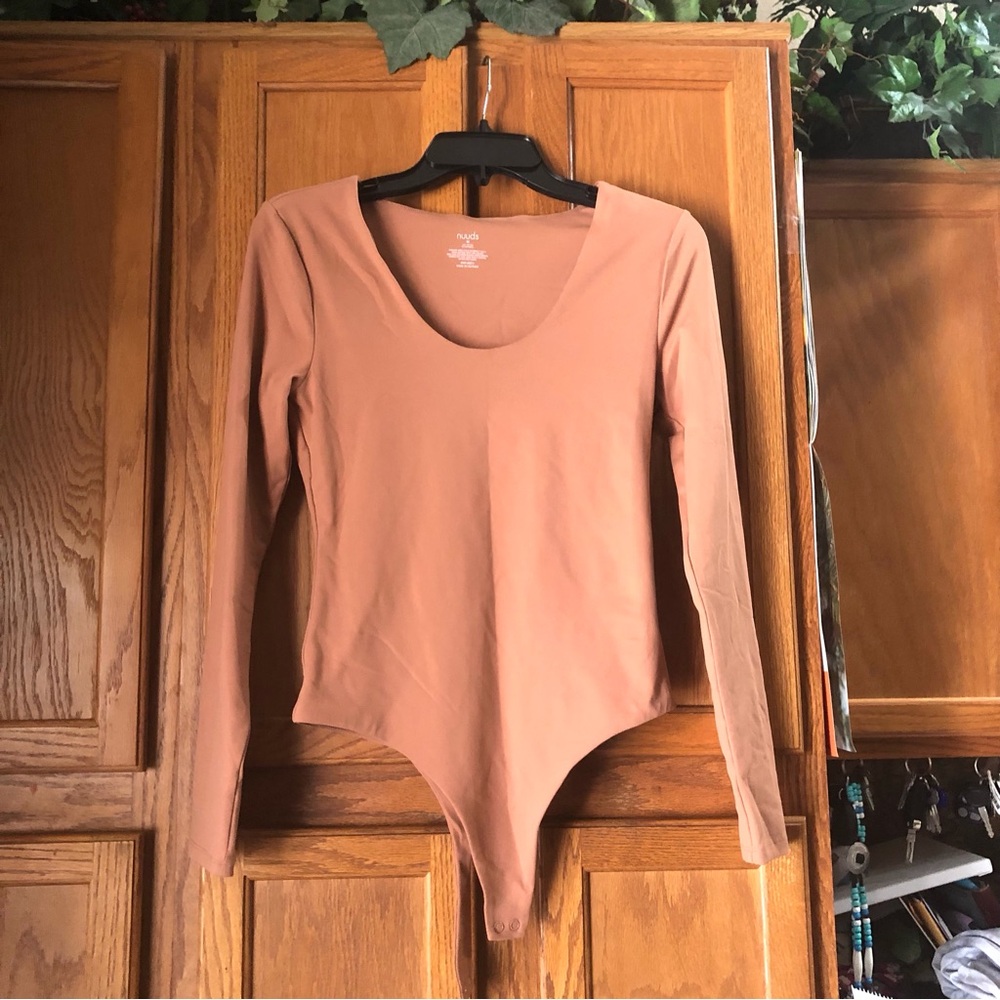 NUUDS Long Sleeve Scoop Neck Thong Bottom Bodysuit in Clay - M
